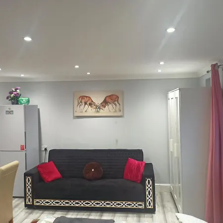 Homey Studio In Newport Perfect For Couples & Travelers Exterior photo