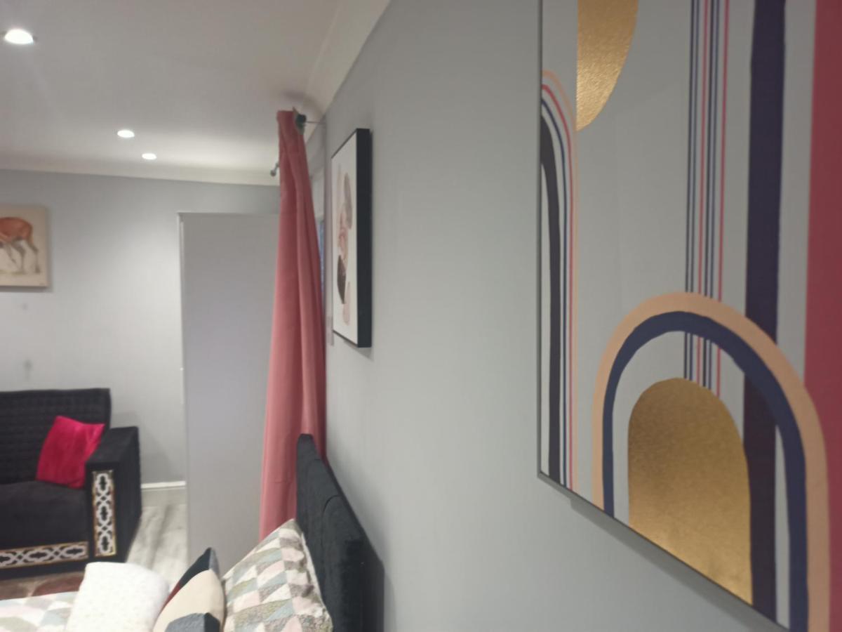 Homey In Perfect For Couples & Travelers Apartment *