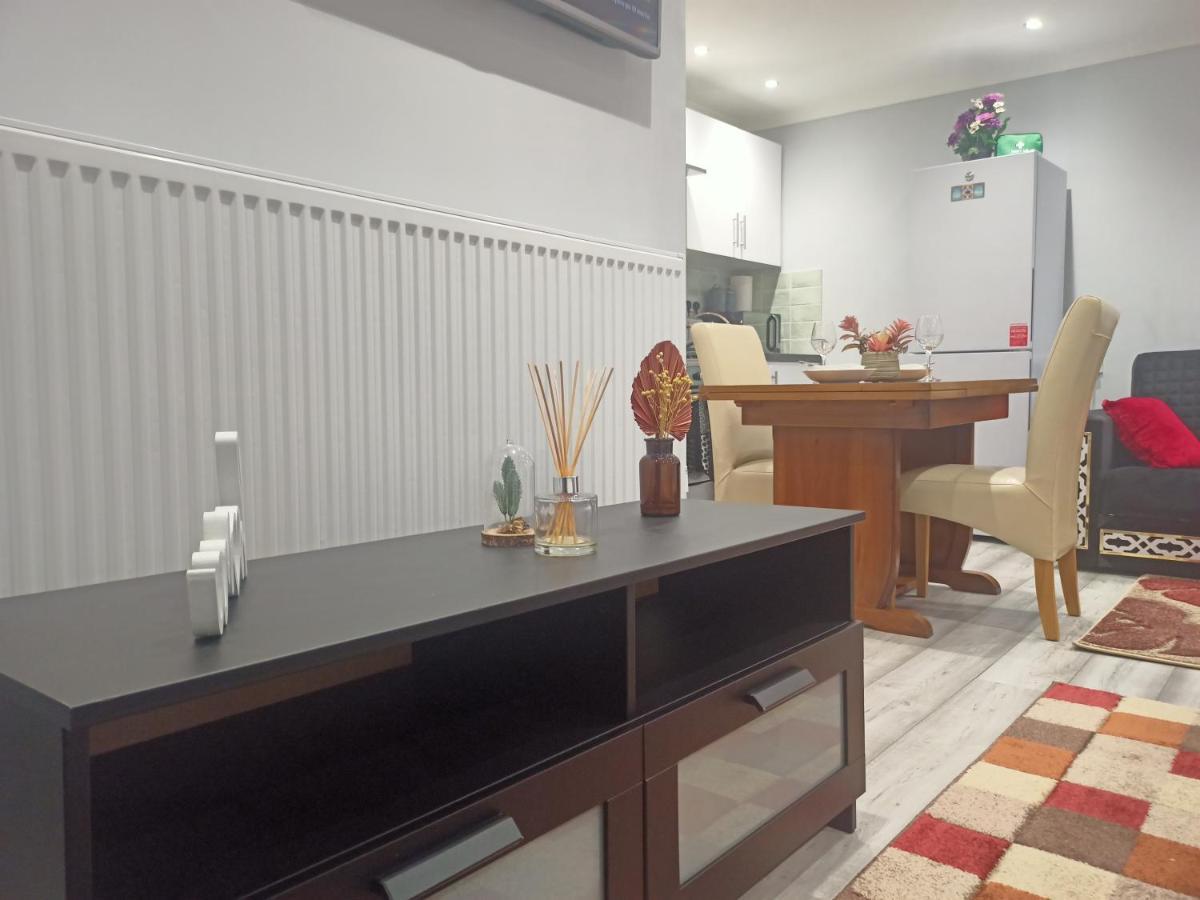 Apartment Homey In Perfect For Couples & Travelers *