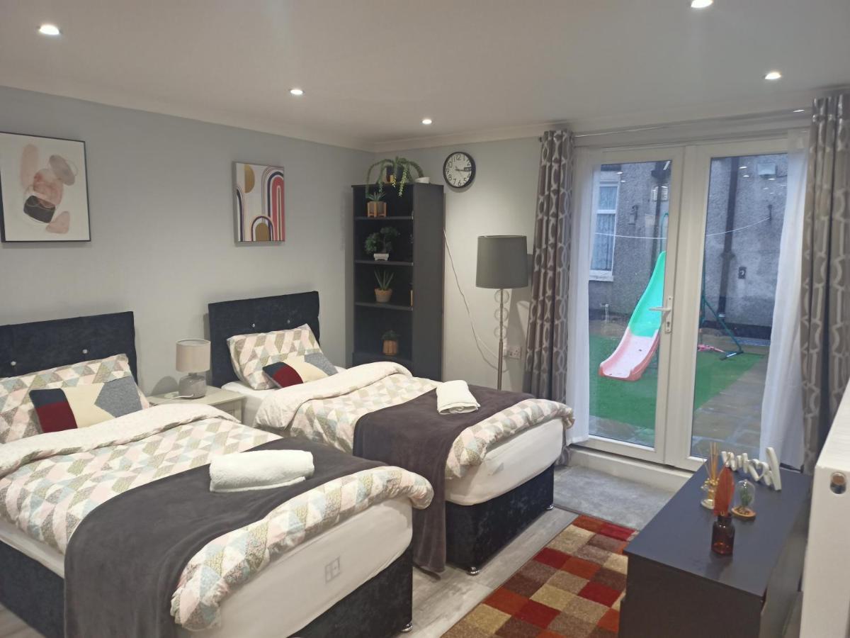 Homey In Perfect For Couples & Travelers * Newport (Gwent)