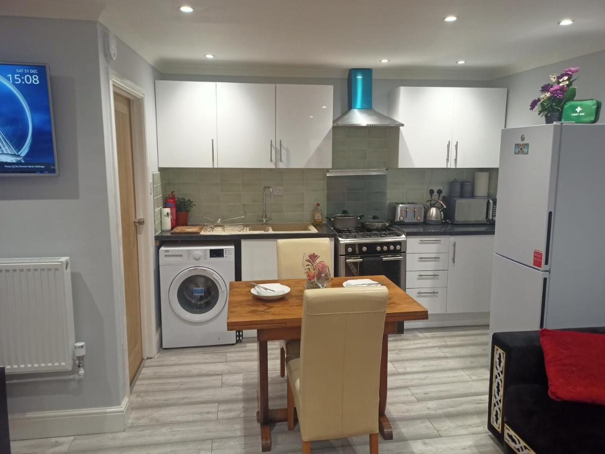 Apartment Homey In Perfect For Couples & Travelers *