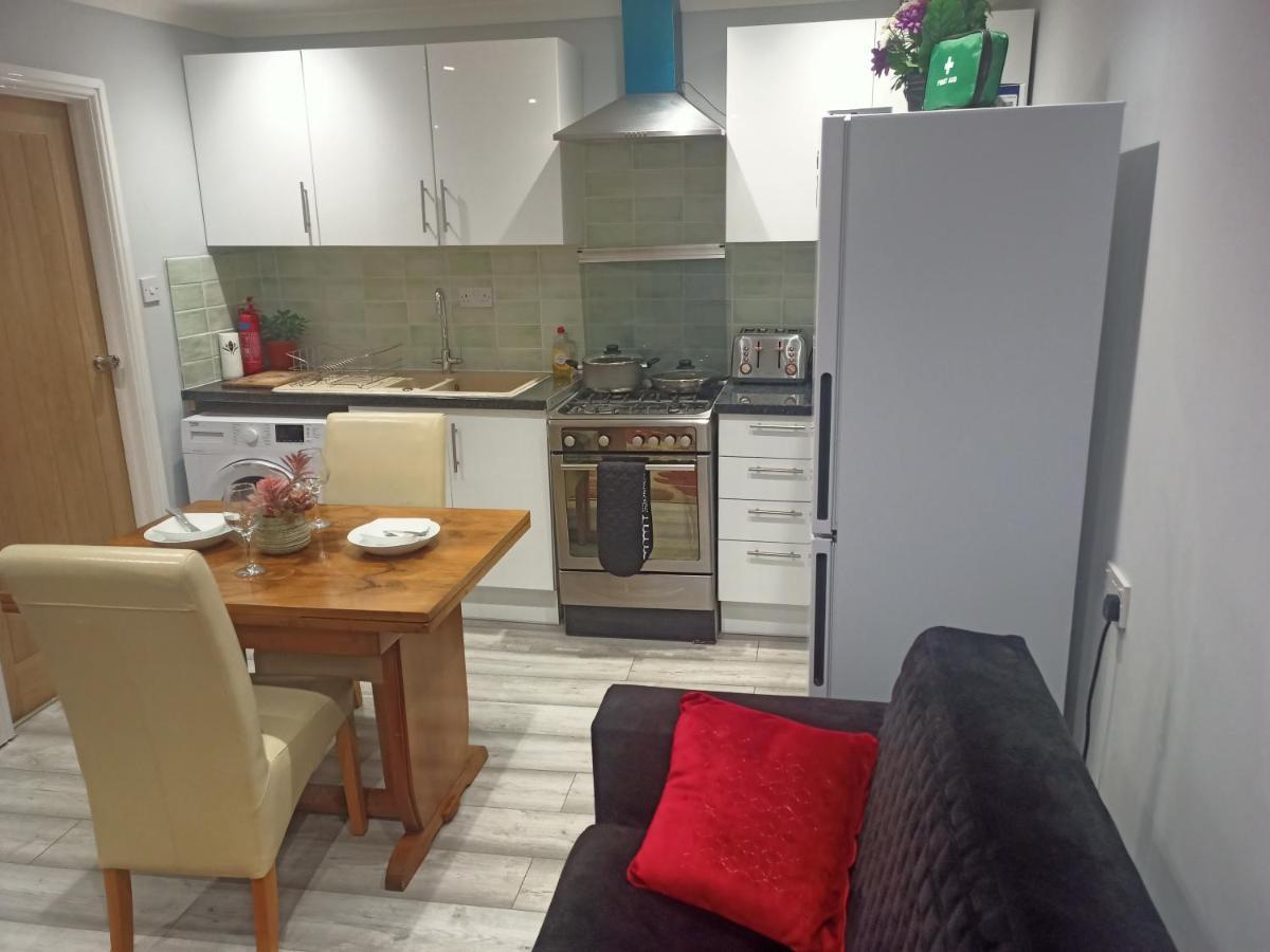 Homey In Perfect For Couples & Travelers * Newport (Gwent)