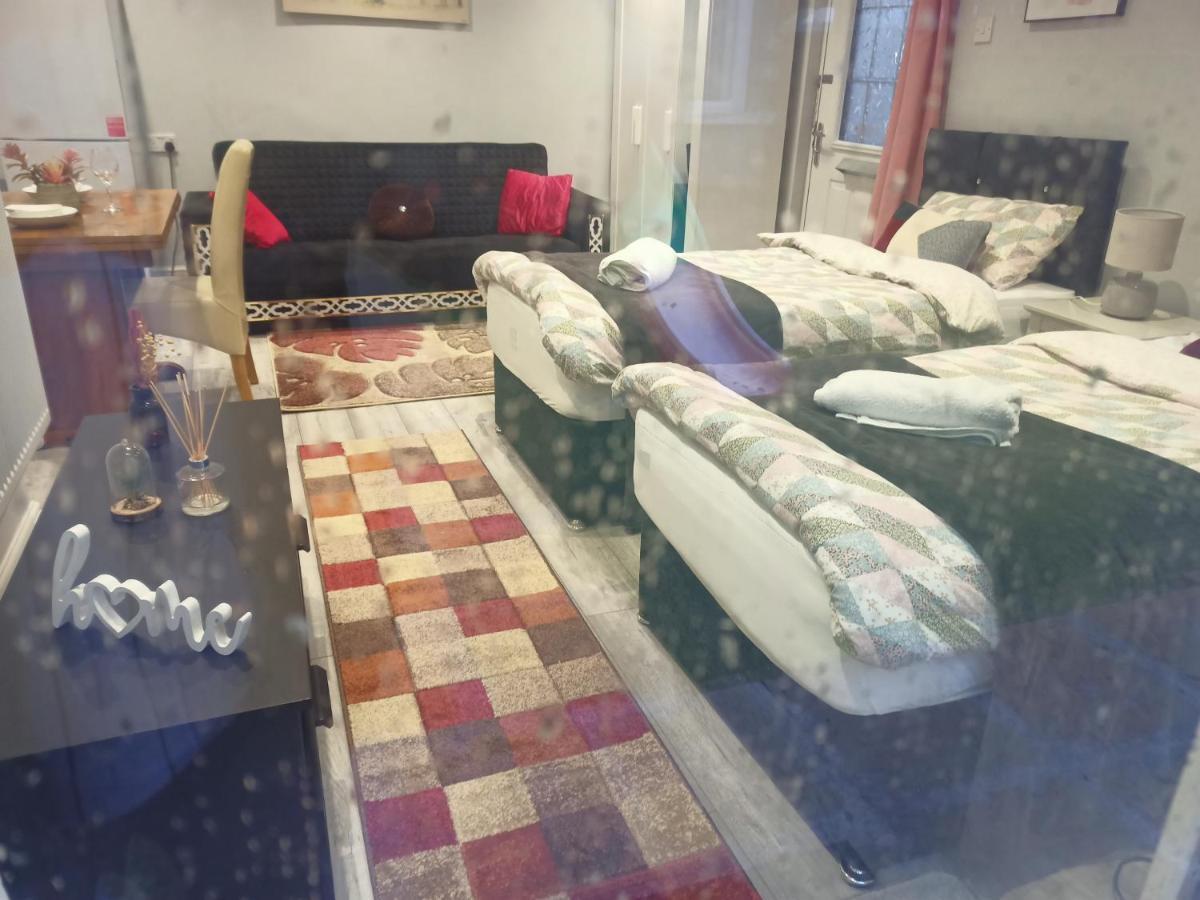 Homey In Perfect For Couples & Travelers