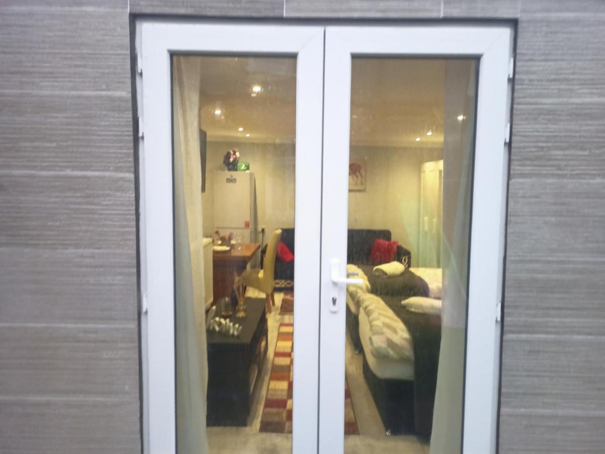 Homey In Perfect For Couples & Travelers * Newport (Gwent)